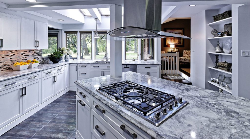 2014 CotY Award winning kitchen featuring Bishop Danbury cabinetry in Nordic White with quartzite countertops in Lafayette Hill, PA.